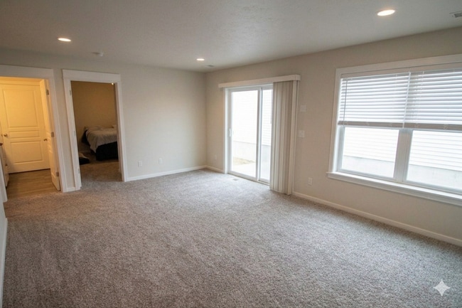 Building Photo - 5-Bedroom Townhome in Hudsonville | Cul-de-Sac, 2-Car Garage, Lawn & Snow Included