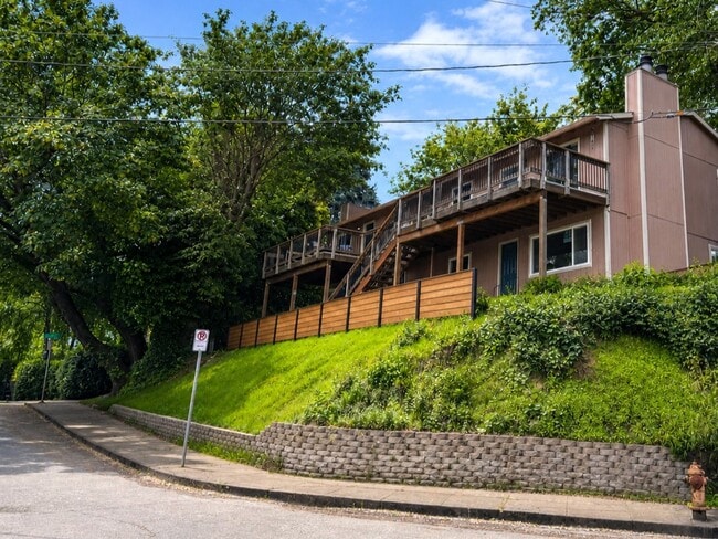 Building Photo - 3021 SE 6th Ave