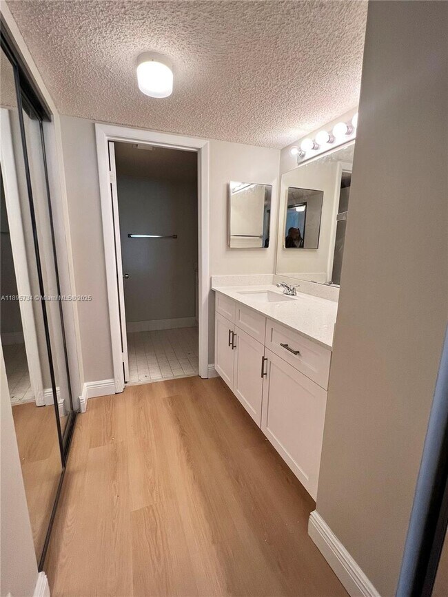 Building Photo - 9855 Westview Dr