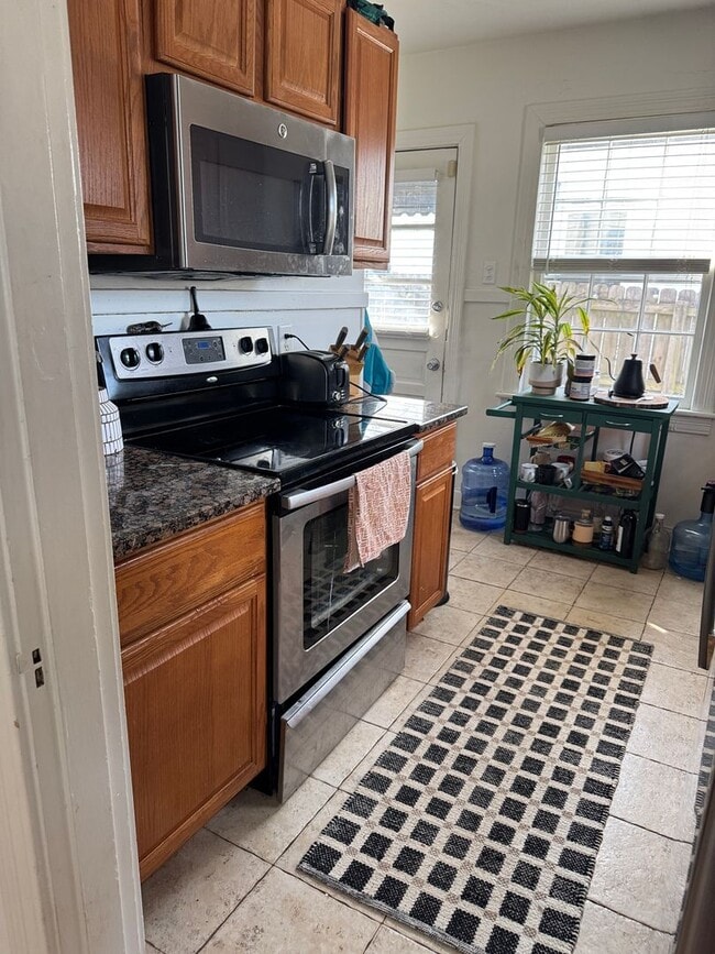 Building Photo - East Nashville cottage, 2BR 1 bath, fenced back, lawn care included, pet friendly