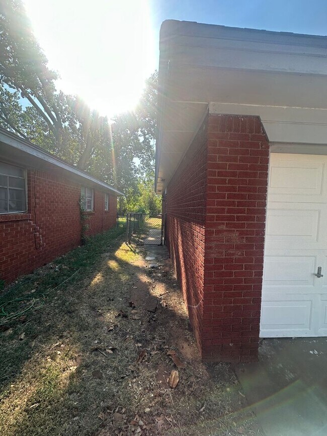 Building Photo - 2524 Eagle Dr