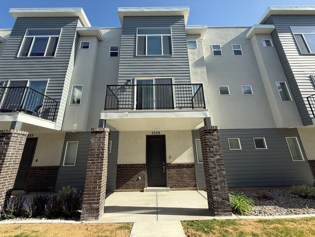 Primary Photo - Beautiful 3 Bed 2.5 Bath Townhome in West ...