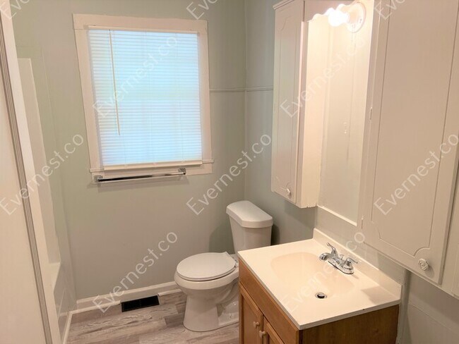 Building Photo - 3 Bed, 2 Bath Home with Carport / Pet-Friendly / Vouchers Accepted / Coming Soon!