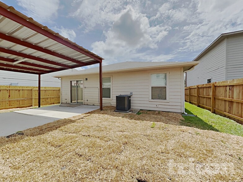 Building Photo - 2007 Mission Cove