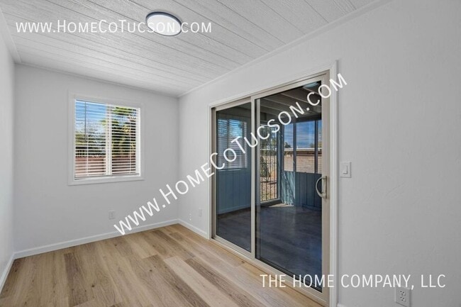 Building Photo - 7461 E Victoria Dr