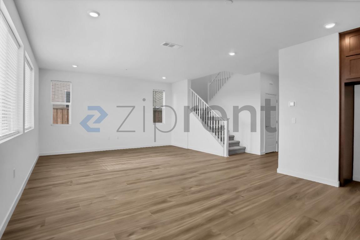Building Photo - Unit