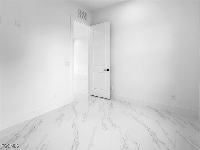 Building Photo - 916 Sara Ave N