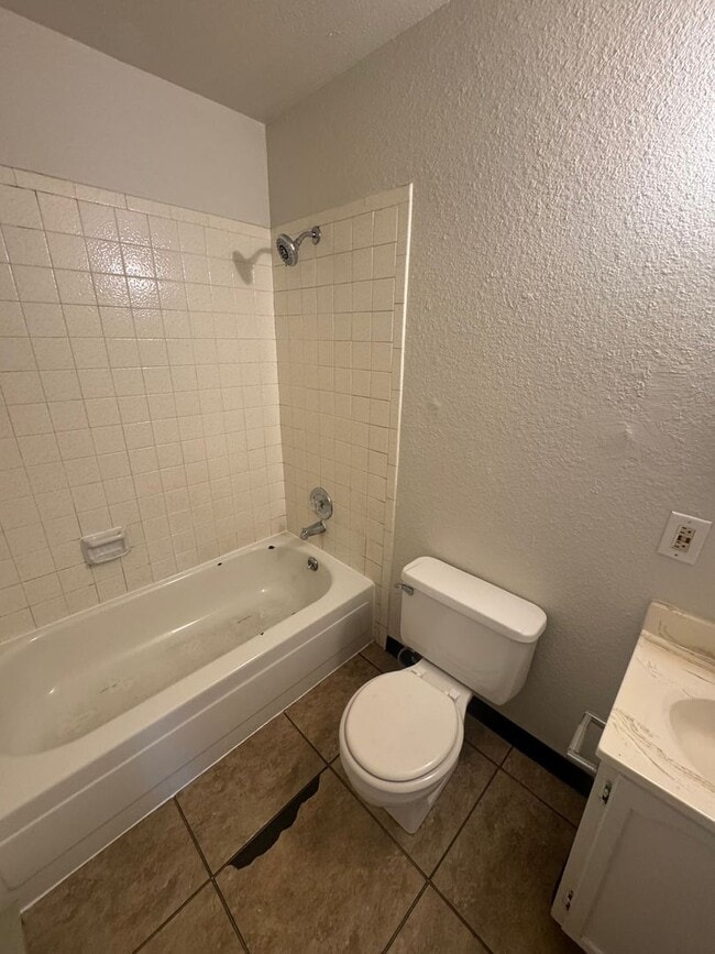 Building Photo - $400 OFF Move In Special!  Second Level Unit  2 Bed/1 Bath  Apt - $800/$800