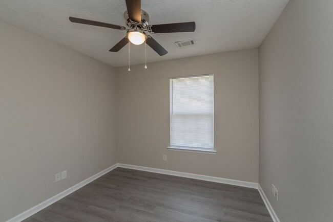 Building Photo - $1,395 - 3 bed/2 bath house for rent, fully renovated!