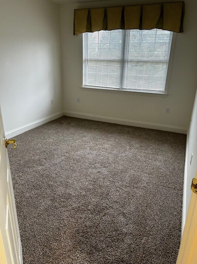 Building Photo - Beautiful 2 Bedroom, Loft 1 1/2 Bath Townhome Wyomissing