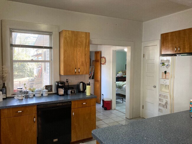 Building Photo - Beautiful, Large 3 Bedroom House Steps fro...