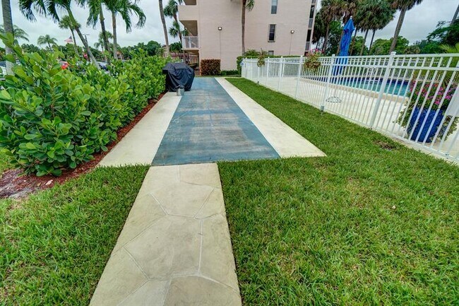 Building Photo - 250 Jacaranda Dr
