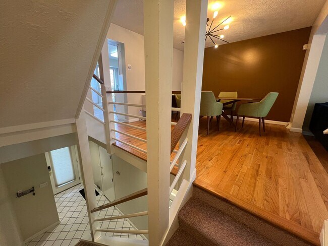 Building Photo - Beautiful 3 Bed/ 3 Bath Townhome in Privat...