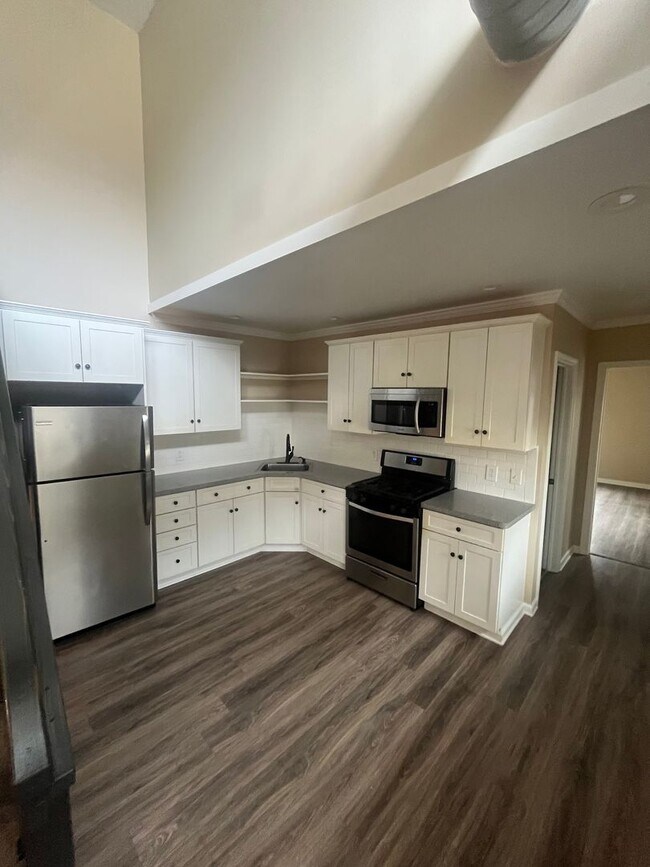 Building Photo - 1006 Lake Ave