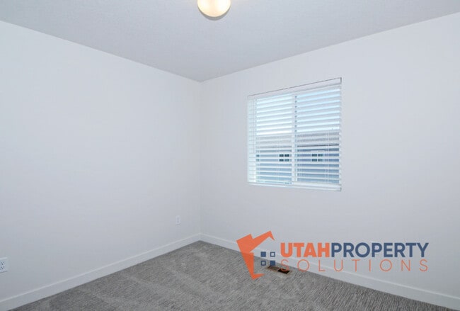 Building Photo - 1026 W 430 S