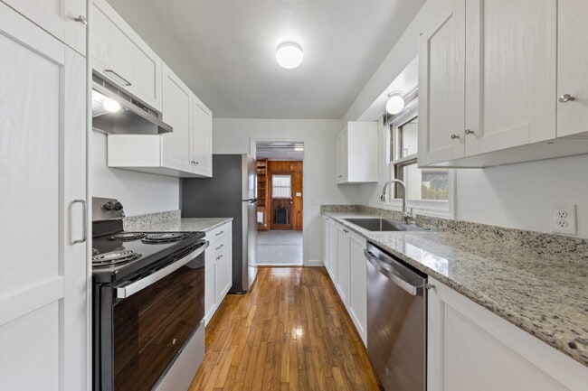 Building Photo - Charming Remodeled Duplex: Pet Friendly!