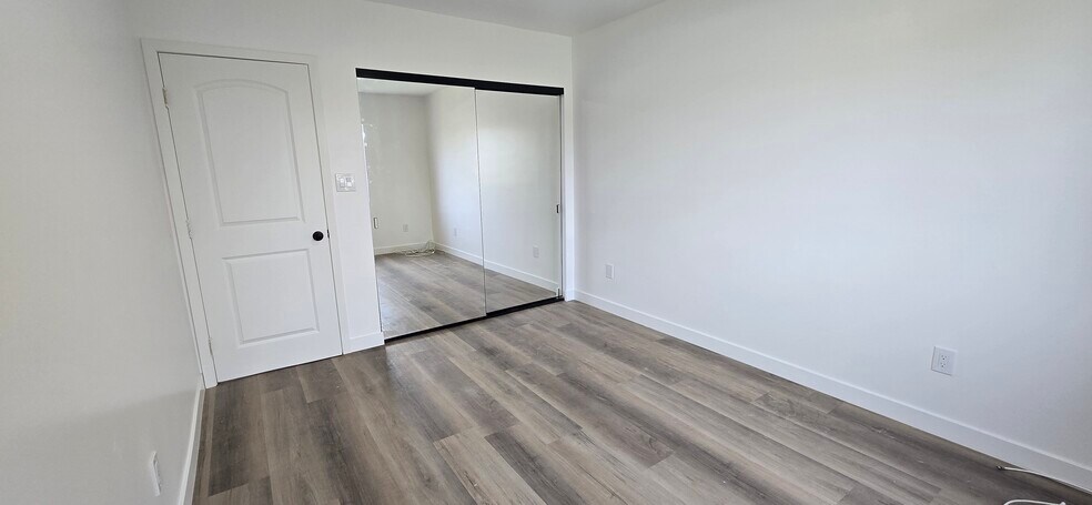Building Photo - 833 E 92nd St
