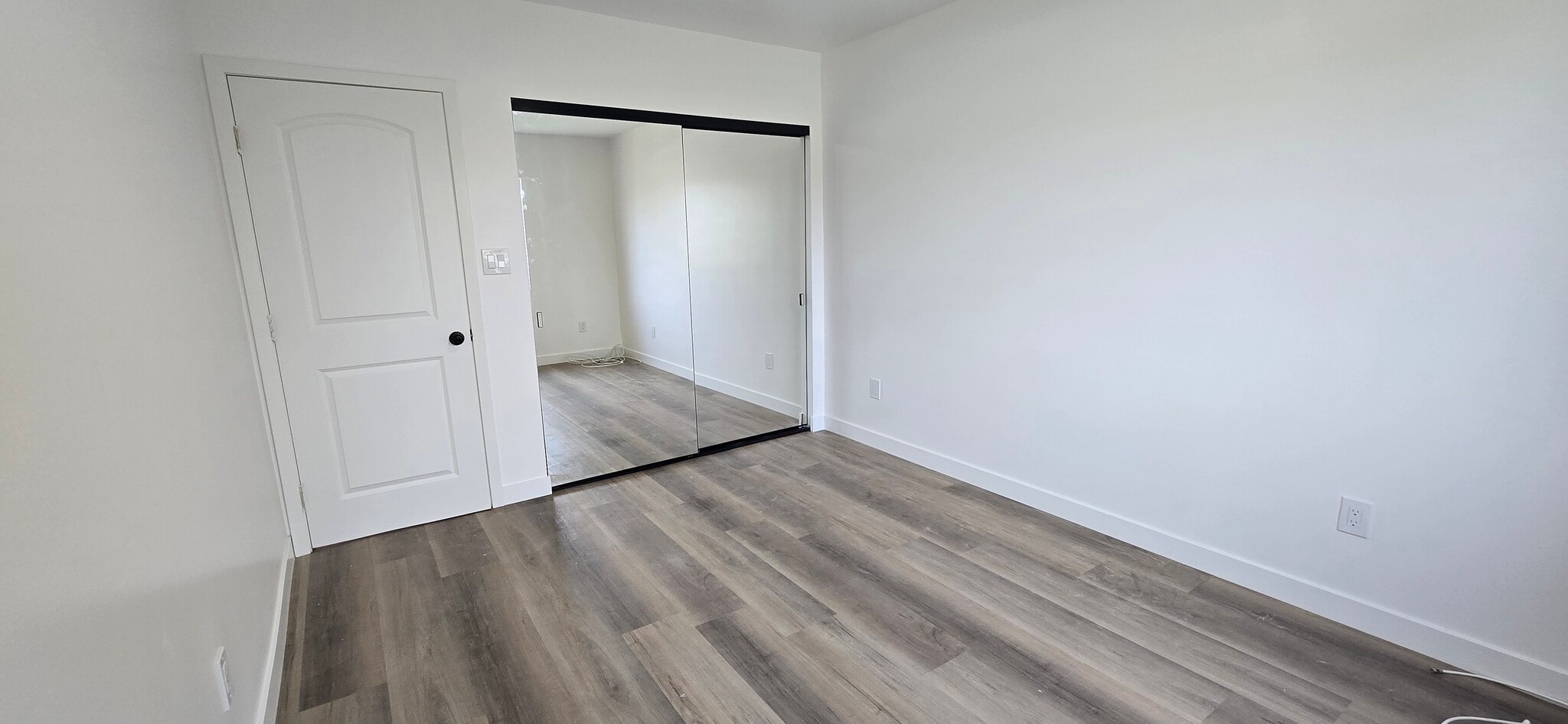 Building Photo - 833 E 92nd St