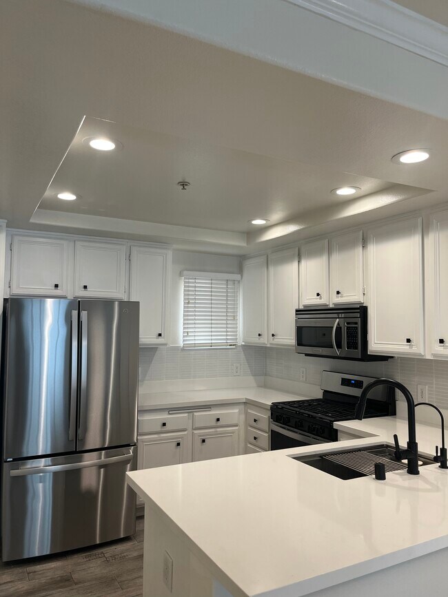 Building Photo - 5260 Premiere Hls Dr