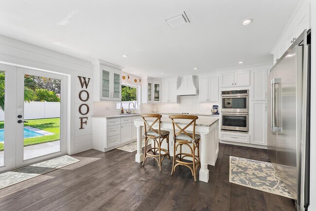 Building Photo - 8 Windsor Rd W