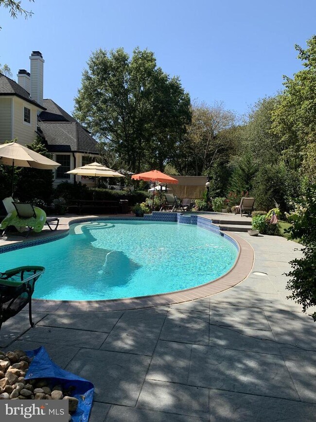 Building Photo - 6 Linden Ln