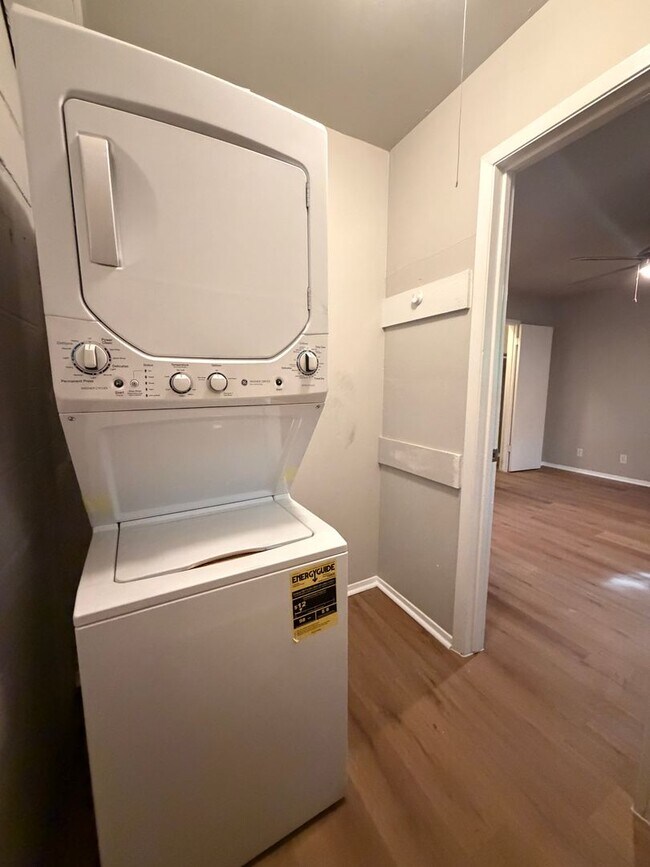 Building Photo - 1bed/1bath condo in 78704