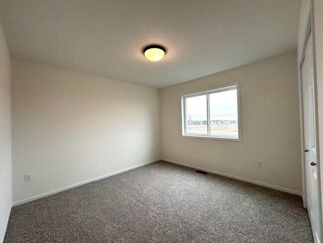 Building Photo - Spacious & Stylish 3-Bed Home with Modern Finishes and Attached 2-Stall Garage