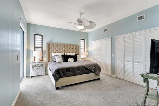 Building Photo - 150 SE Four Winds Dr