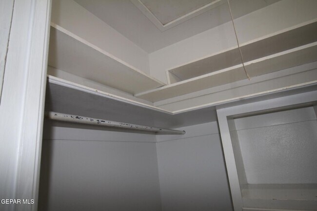 Building Photo - 317 Thunderbird Dr