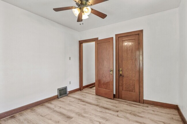 Building Photo - 520 Bonfoy Ave