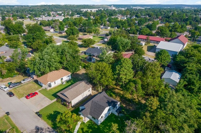 Building Photo - Gorgeous 3 bedroom 2 bathroom home