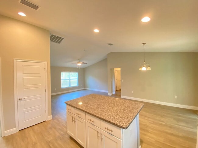 Building Photo - Custom Home - Desirable SE Ocala Neighborhood 3/2/2 **Won't Last**