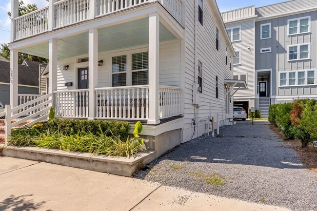 Building Photo - AVAILABLE NOW Downtown Rental