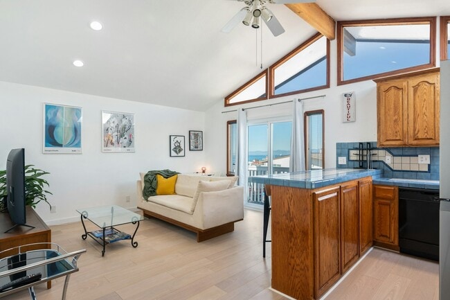 Building Photo - 208 Marine Ave