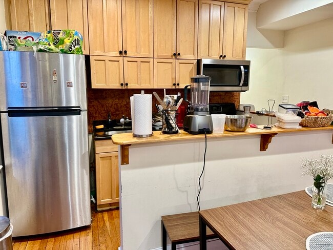 Building Photo - 73 Thatcher St