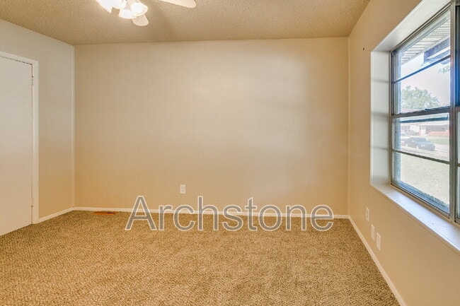 Building Photo - 724 General Senter Dr