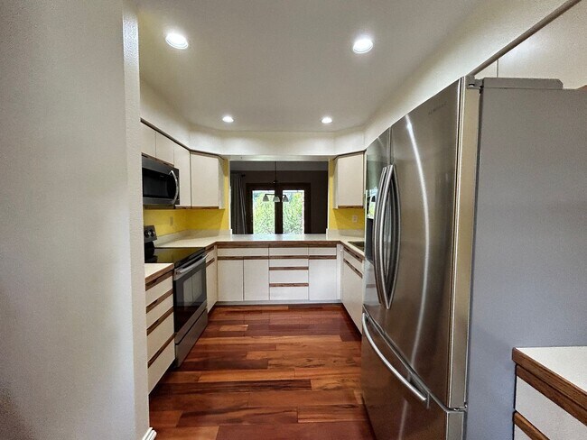 Building Photo - Gorgeous 4 Bedroom Townhome Steps from Boulder Country Club