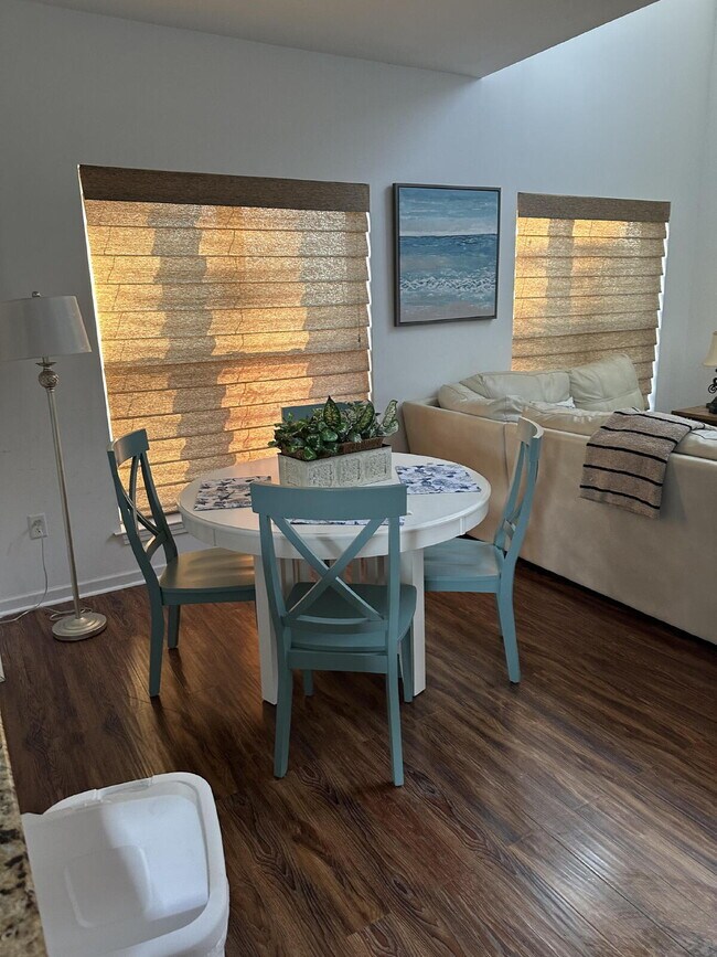 Building Photo - Great townhome 3/2 fully furnished!