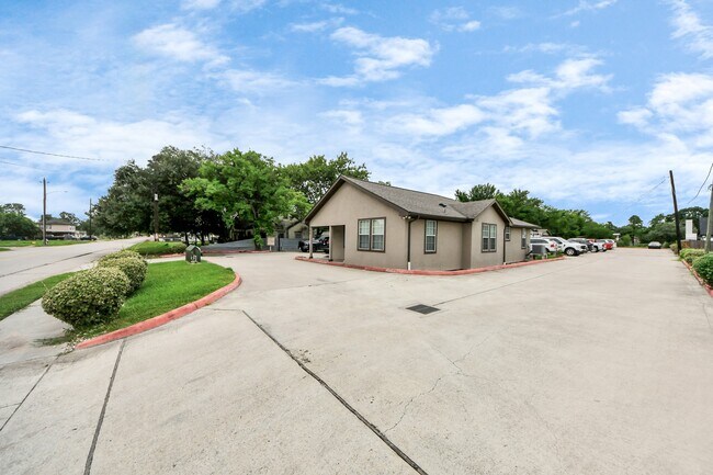 Building Photo - 706 Harris Ave