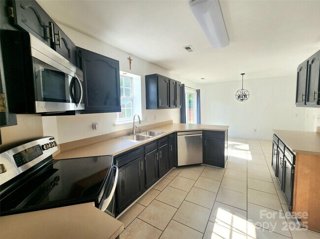 Building Photo - 3108 Leicester Dr