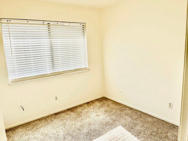 Building Photo - 906 S Garfield St