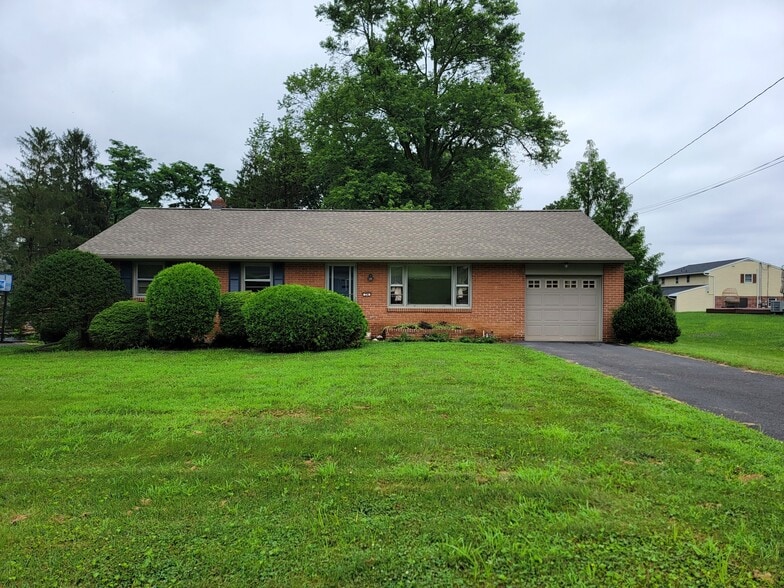 Primary Photo - 24 Wolf Rd
