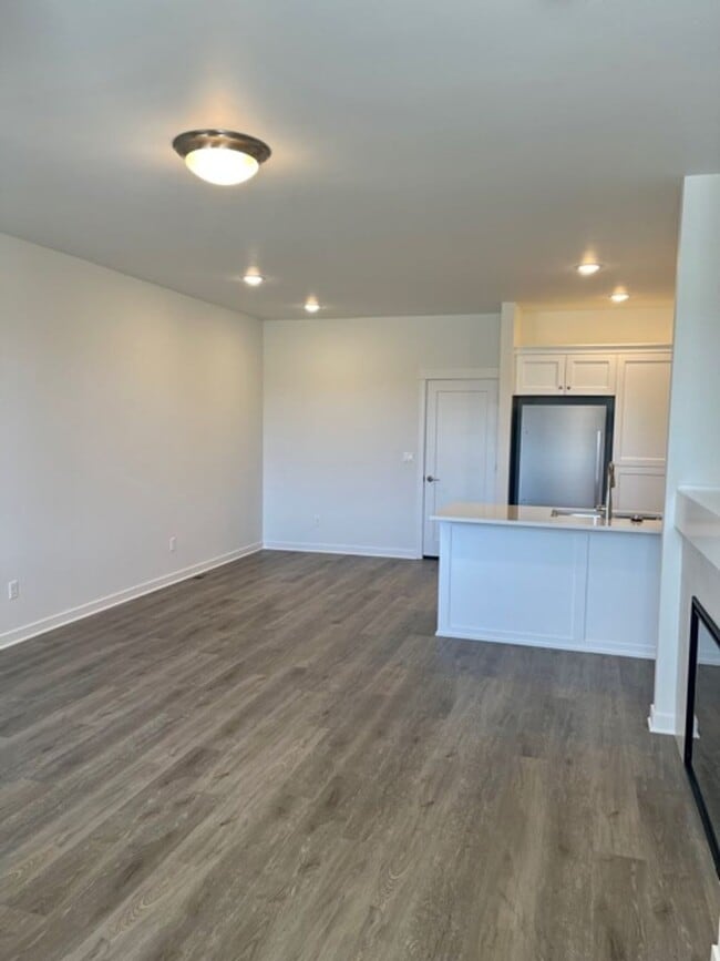 Building Photo - Gorgeous newer townhome in SE Bend!