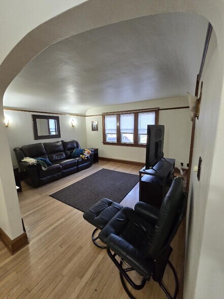 Livingroom - 618 S Main St