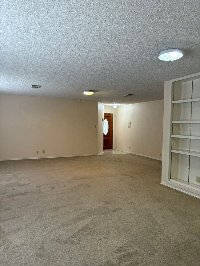 Building Photo - Beautiful home on corner lot.