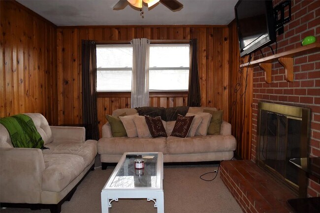 Building Photo - All brick rancher close to White Oak Mall and Richmond International Airport
