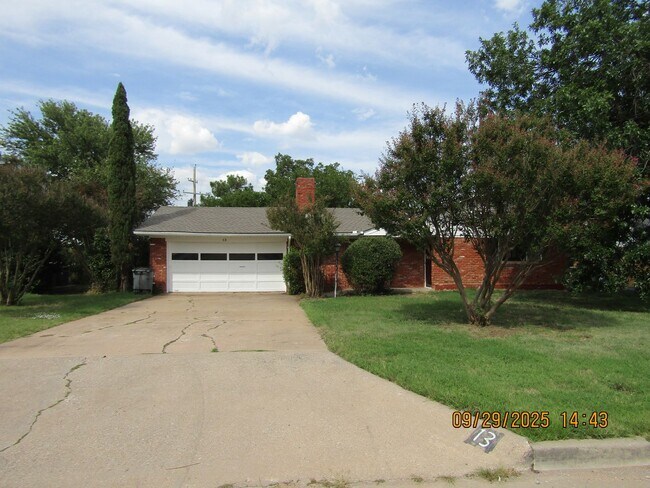 Primary Photo - Very nice spacious home! No Carpet! Pet Fr...