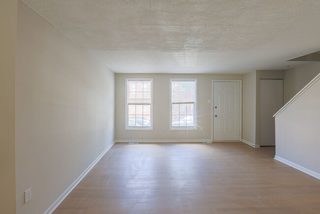 Building Photo - JUST RENOVATED Huge 3 bedroom 3 bathroom t...
