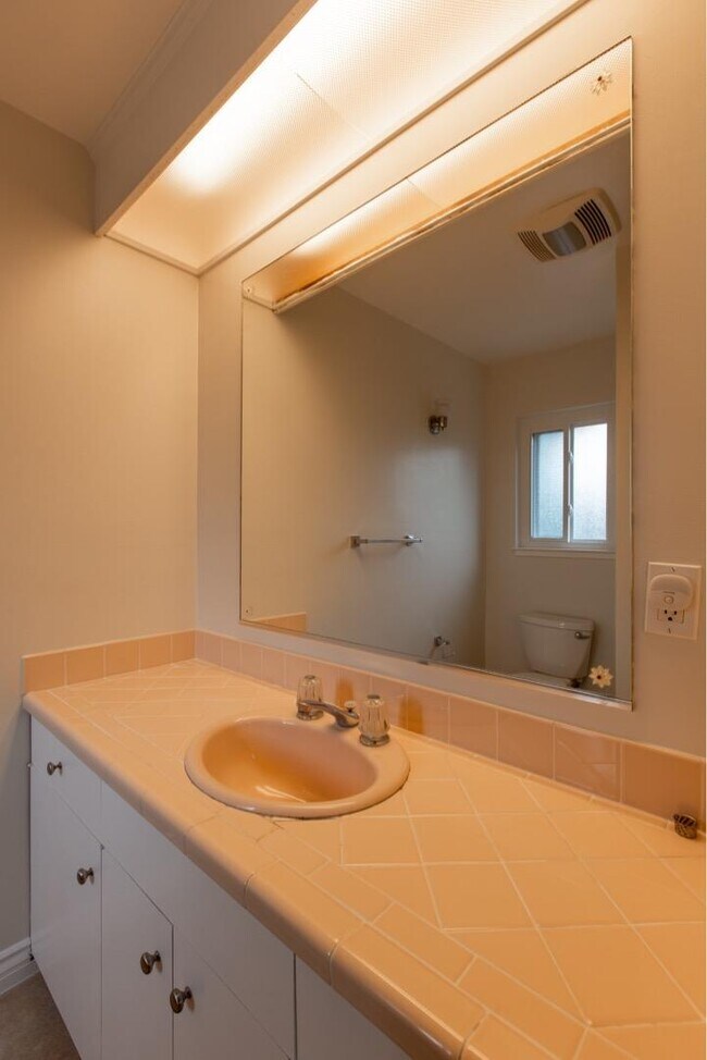 Building Photo - 1651 Rosita Rd