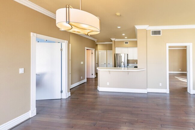 Building Photo - Gaslamp City Square Condo  2 bed 2 bath, top floor, corner unit VIEWS